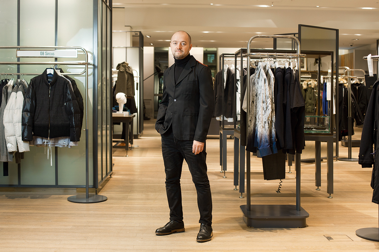 Александр Бичин, директор по закупкам универмага «Цветной», невольно соответствует структуре универмага: пиджак Comme des Garçons (28650 р.) продается на 4-м этаже, джинсы All Saints (5315 р.) — внизу, на 3-м