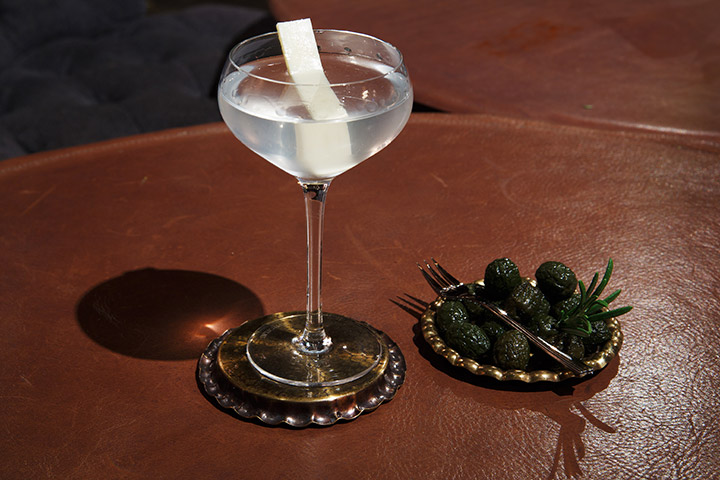 Трюфельный мартини, 700 р. (трюфельная водка, водка или джин и сухой вермут, настоянный на сыре пармезан)