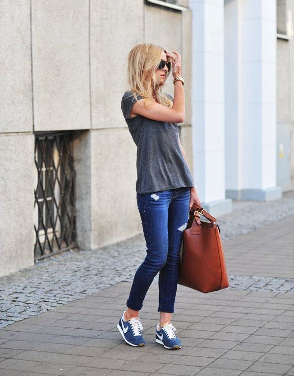Как стильно сочетать джинсы и кроссовки женщине