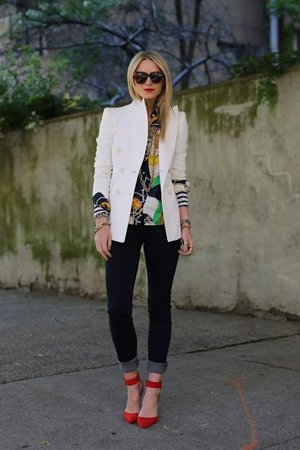 Модный лук с белым пиджаком
