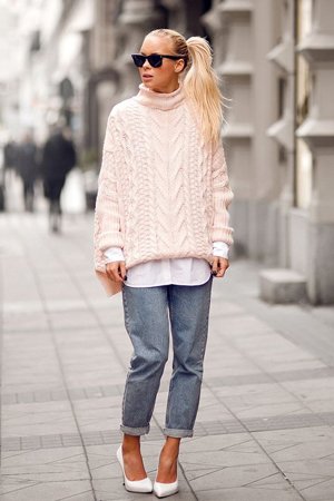 Розовый свитер крупной вязки