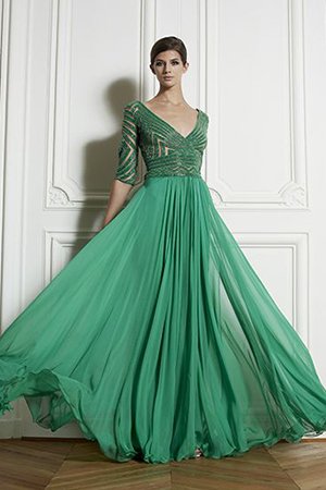 Зеленое платье с глубоким декольте