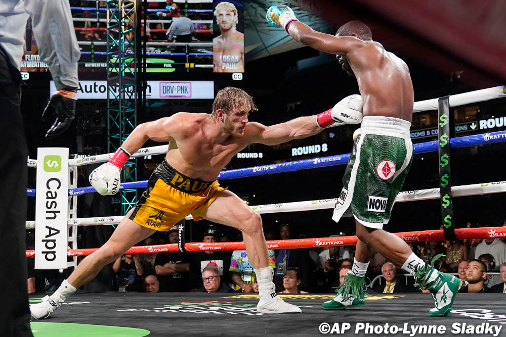 Бой август. Mayweather Castillo COMPUBOX. Флойд Мейвезер Филиппинская Ракуша. After May 2, 2015, the two Richest athletes in the World were Mayweather and Pacquiano..