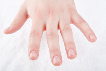 Уход за детскими пальчиками прост и с определенного возраста детки могут выполнять его сами