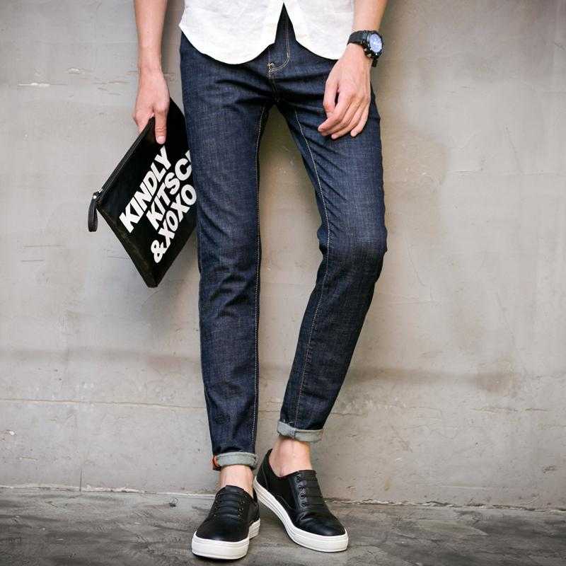 Мужские джинсы в 2024 году. Стильные мужские джинсы. Джинсы мужские модные. Джинсы с подворотами. Джинсы с подворотами мужские.