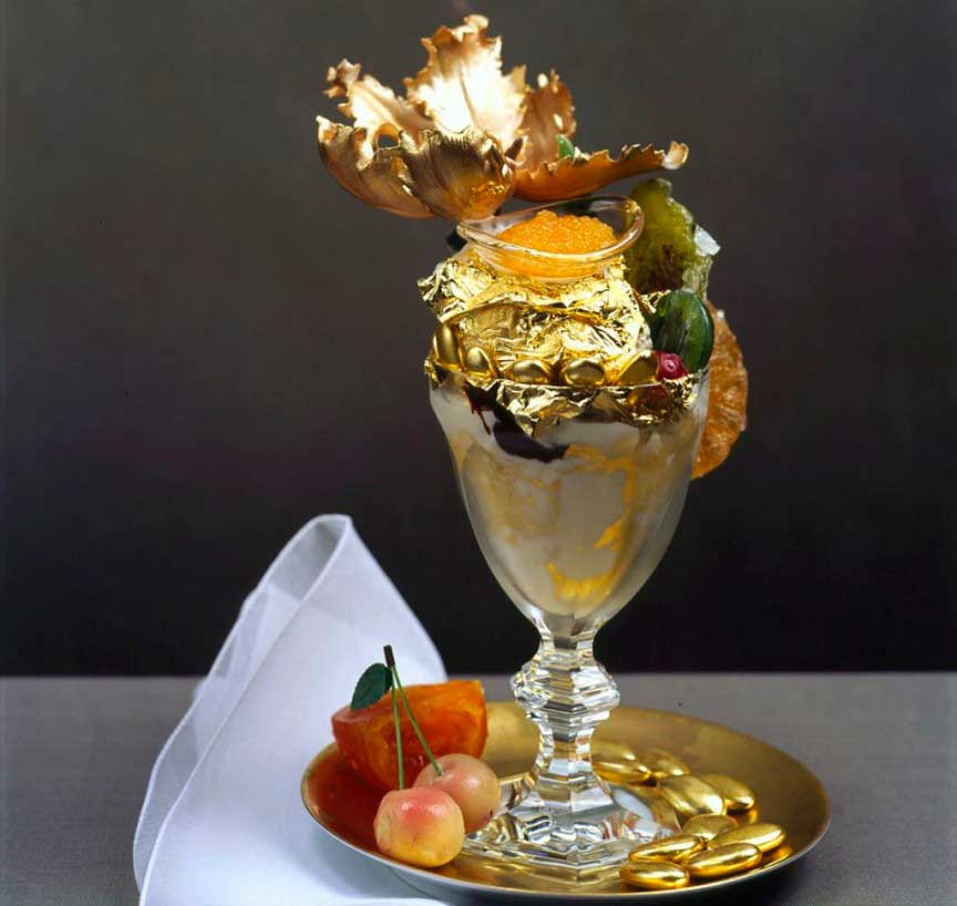 Золотое мороженое с фруктами: 1,000$