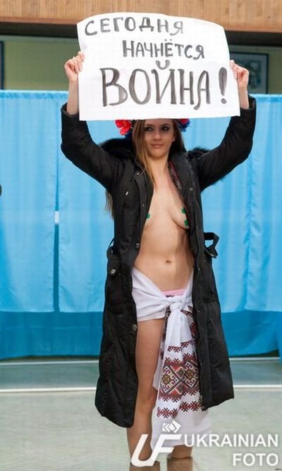 Новая акция от Femen (18 фото)