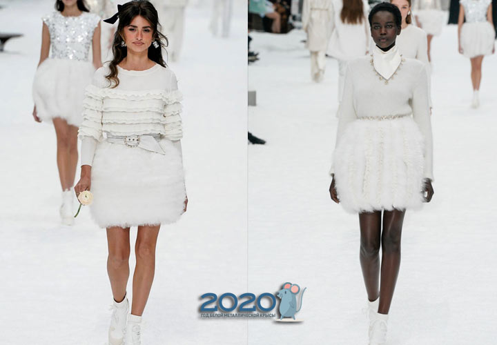 Белые меховые юбки коллекции Шанель осень-зима 2019-2020