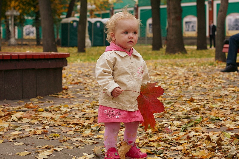 1 апреля как одеть ребенка в детский. Прогулки с малышом. Во что одеть ребенка осенью. Маленькая девочка гуляет на улице. Ребенок 2 года на улице.