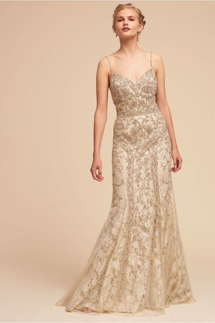 свадебное кружевное платье с декором на бретелях