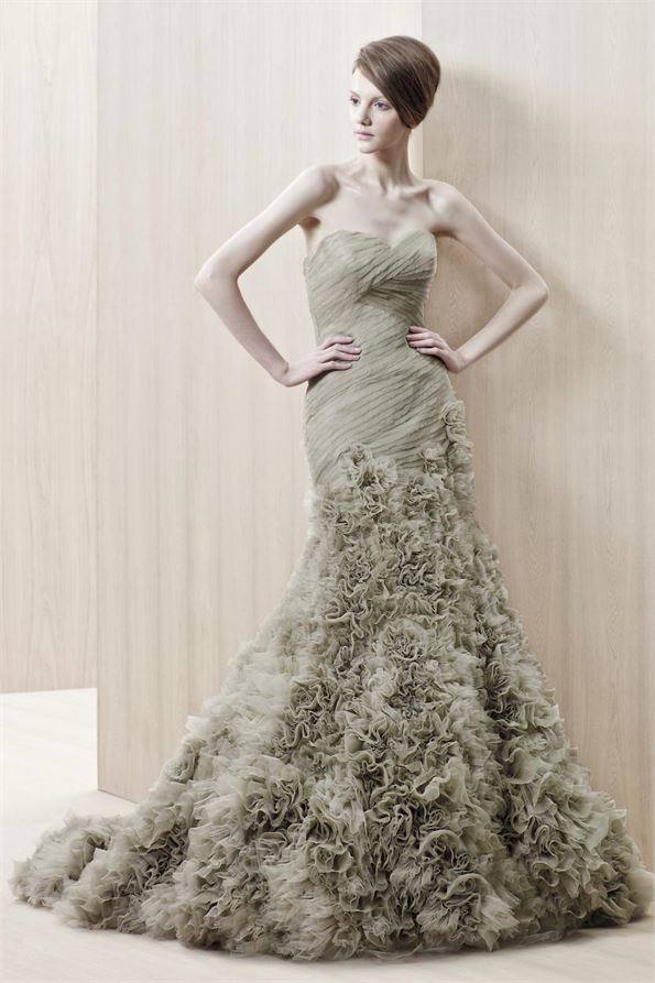 модные свадебные платья: цветное с декором