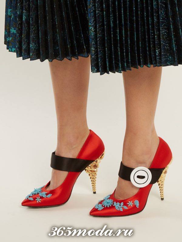красные туфли с декором на каблуке для новогоднего корпоратива