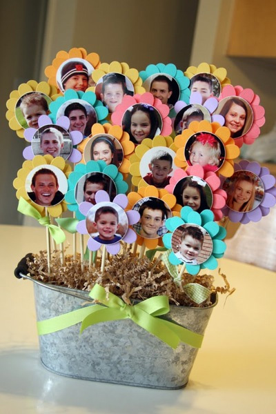 букет бумажных цветочков с фотографиями членов семьи или друзей