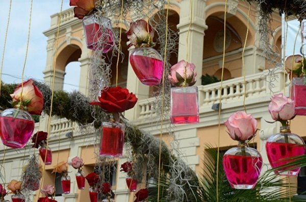 Розы и духи – традиционный элемент декора для Международного фестиваля Expo Rose