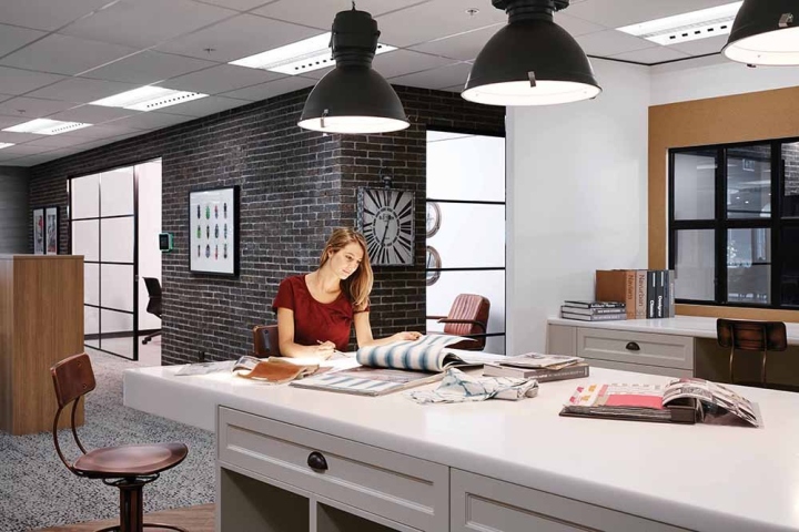 Темная кирпичная стена и промышленные светильники - стильные элементы декора в интерьере офиса