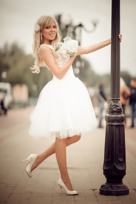 Короткое свадебное платье выглядит мило