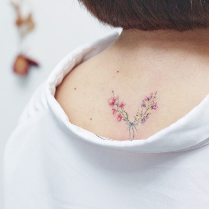 мини-тату нежные цветы на спине