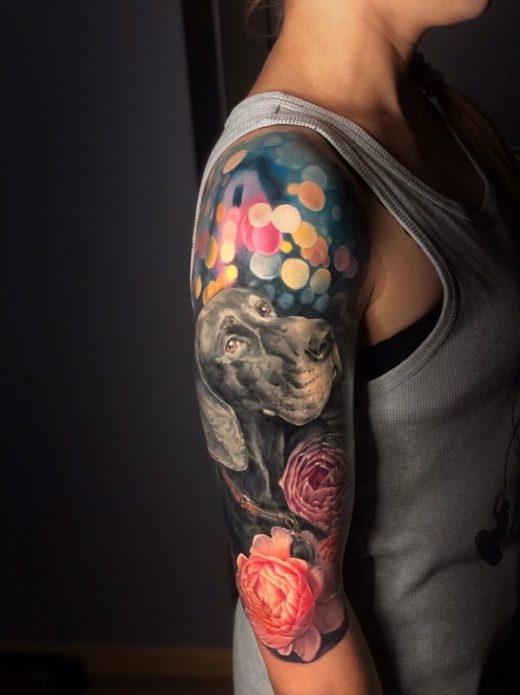 полурукав в стиле реализм, женская татуировка на руке собака и цветы
