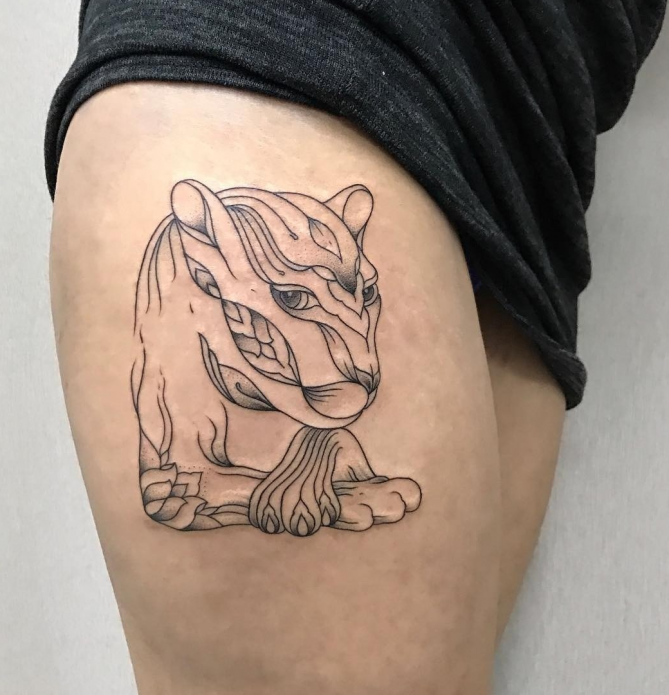 тату минимализм пантера чб на бедре
