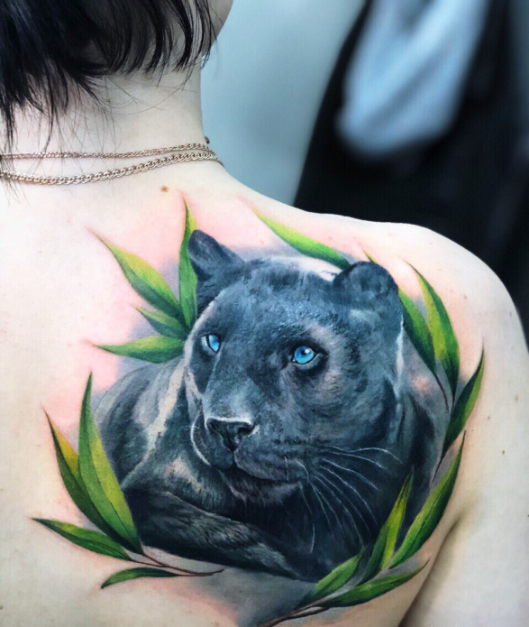 тату пантера реализм на лопатке