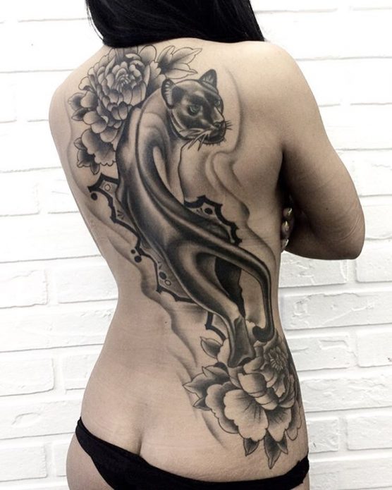 чёрно-белая татуировка пантера во всю спину