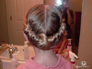 pricheskinarad16 1 300x225 - Нарядные прически для девочек и мам