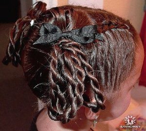 pricheskinarad5 300x269 - Нарядные прически для девочек и мам