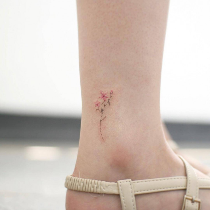 Цветочная татуировка на ноге