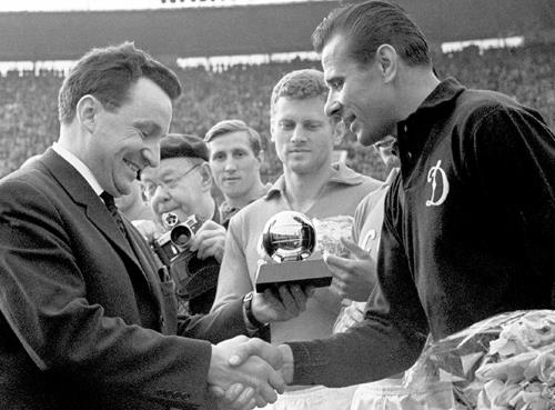 55 лет назад Лев Яшин получает "Золотой мяч"