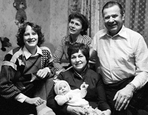 Лев Яшин с семьей: женой Валентиной и детьми