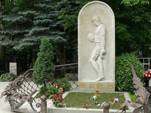 Памятник Льву Яшину на могиле на Ваганьковском кладбище