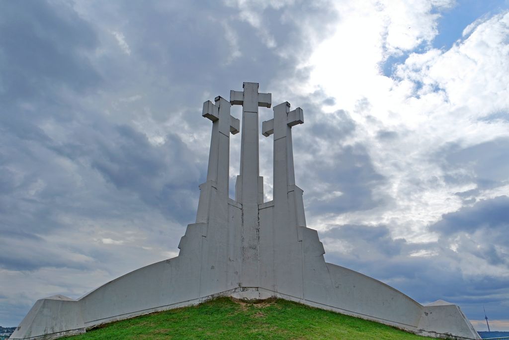 Монумент Три Креста