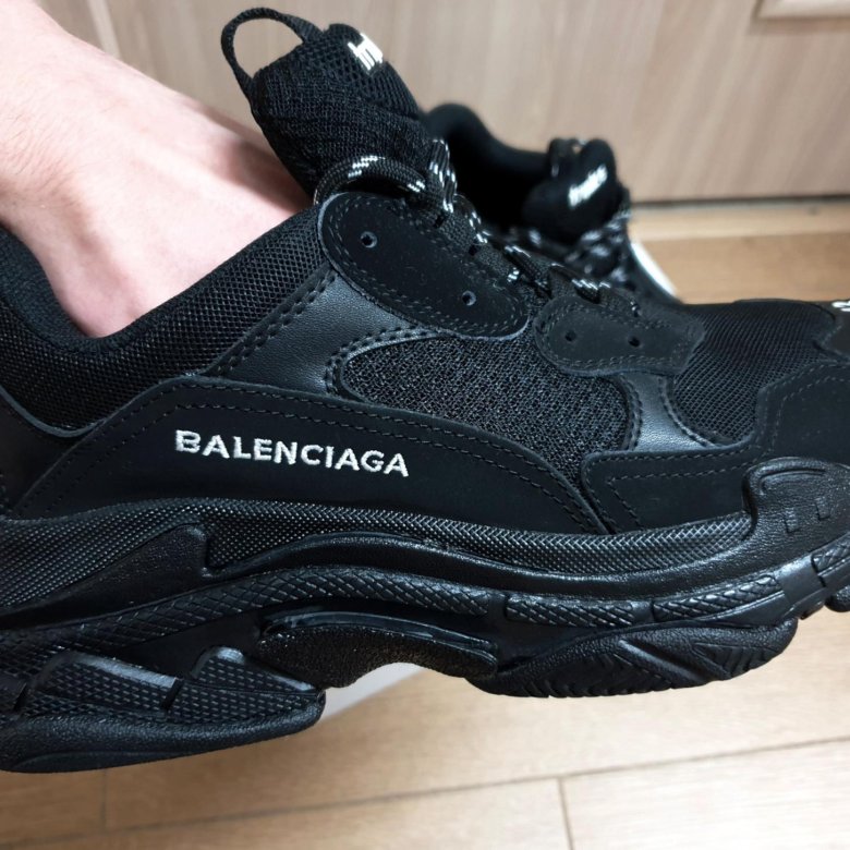 Баленсиана. Баленсиага кроссовки 42. Balenciaga Triple s Black 42. Кроссовки Balenciaga 42 мужские. Фирма Баленсиага.
