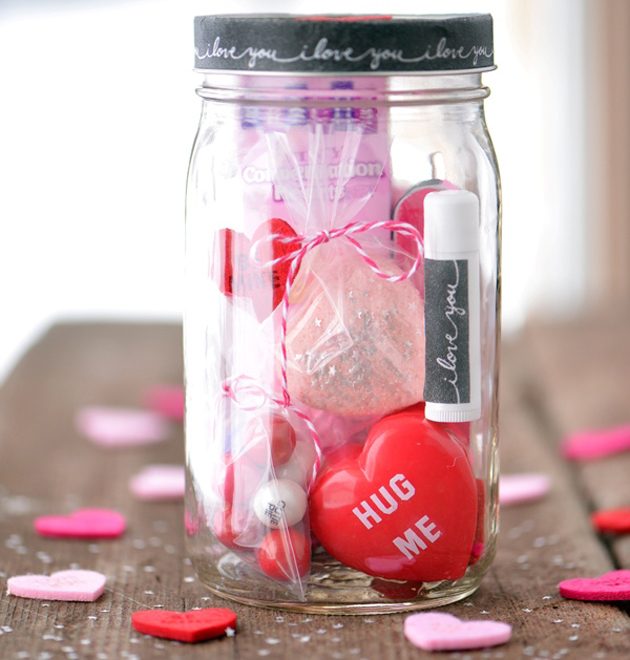 Подарки на День святого Валентина: банка с косметическими мелочами 