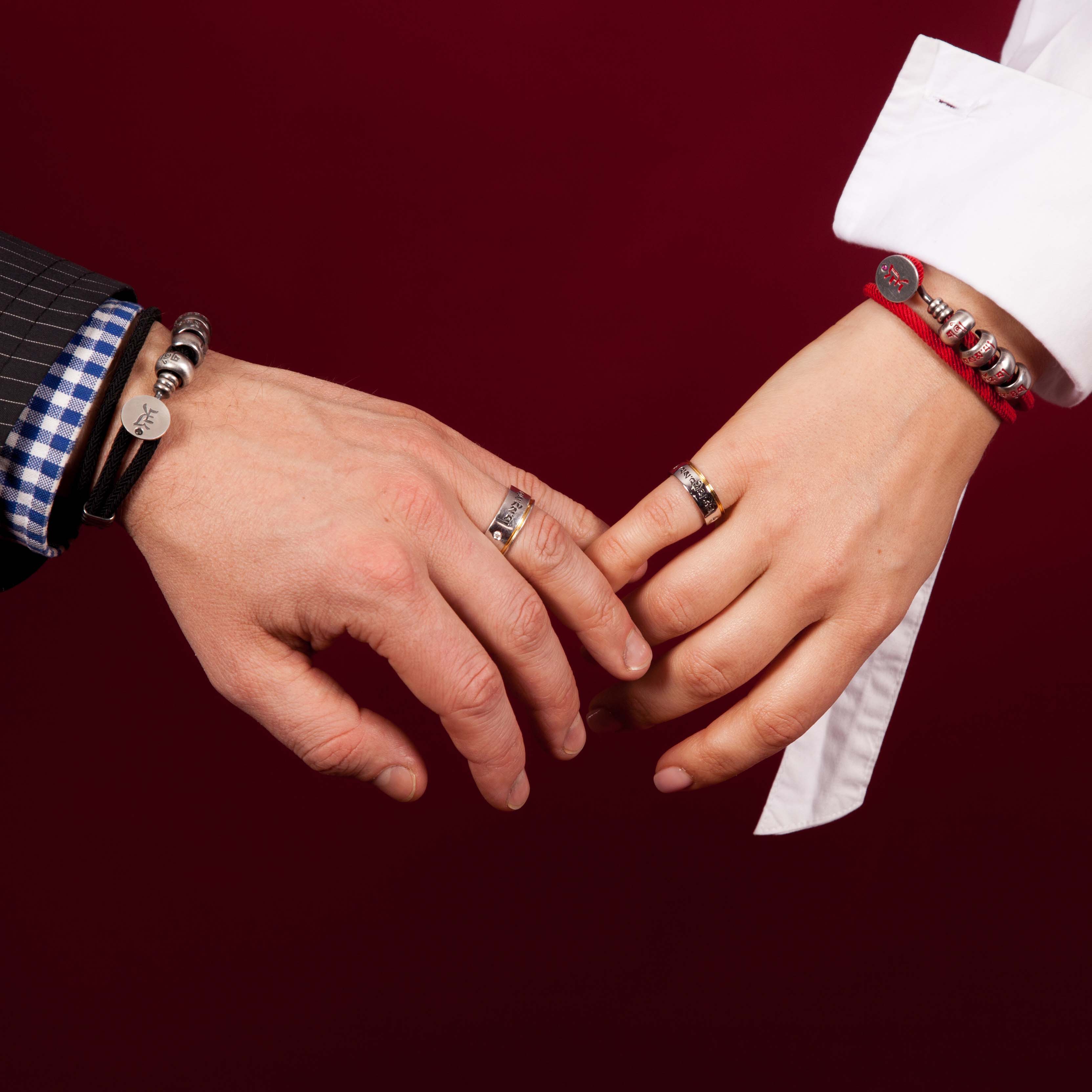 На какой руке носят кольцо брака. Обручальное кольцо на пальце. Парные кольца на руках. Надевает обручальное кольцо. Обручальные кольца парные на руках.