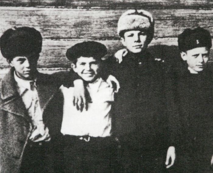 Юрий Гагарин в кругу семьи и друзей (17 фото)