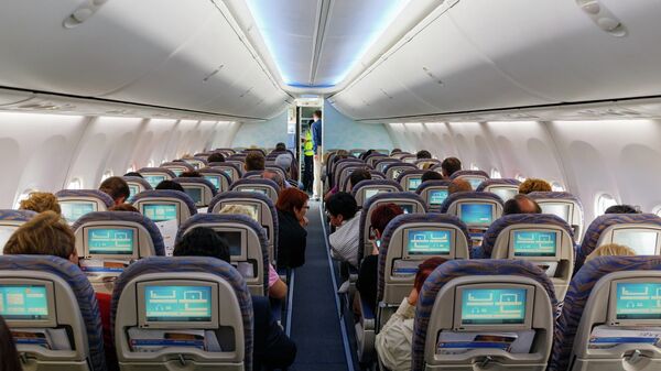 Пассажиры на борту самолета