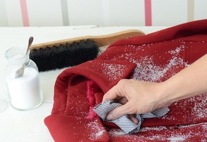 Как можно почистить пальто дома