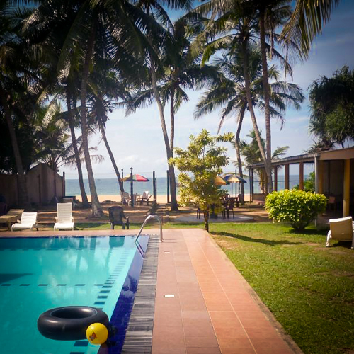 Хиккадува, Шри-Ланка. Отель на хорошем пляже.