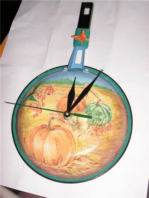 Часы из сковороды в технике декупаж, фото № 3