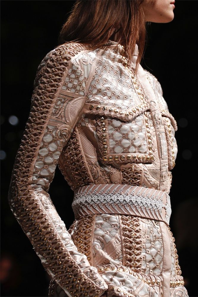 Роскошная и чувственная вышивка жемчугом от Balmain в коллекции Fall Winter 2012/2013, фото № 10