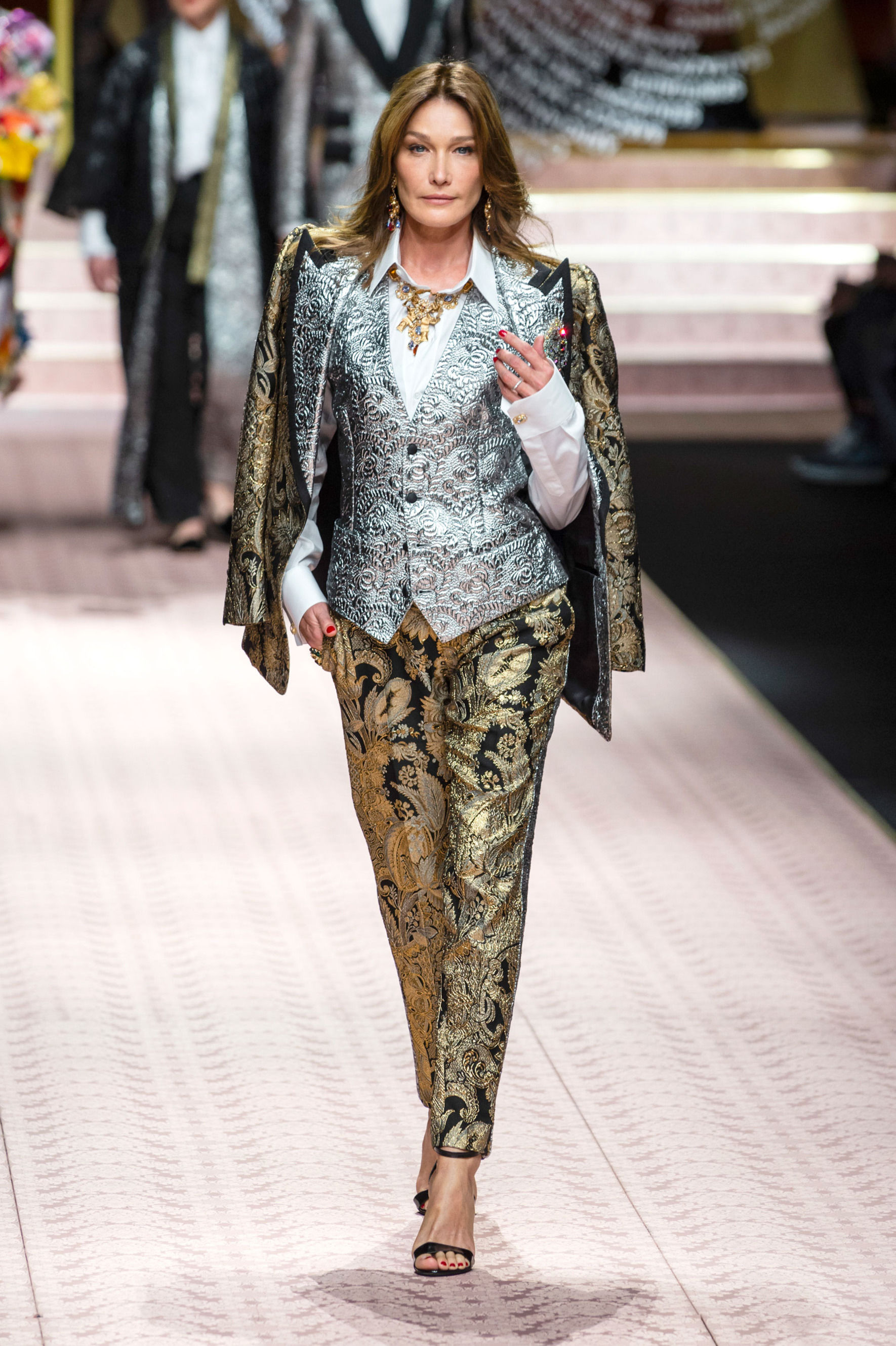 Реальная мода: 45 незабываемых образов из новой коллекции Dolce & Gabbana, фото № 3