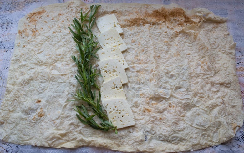 Армянский сыр и лаваш