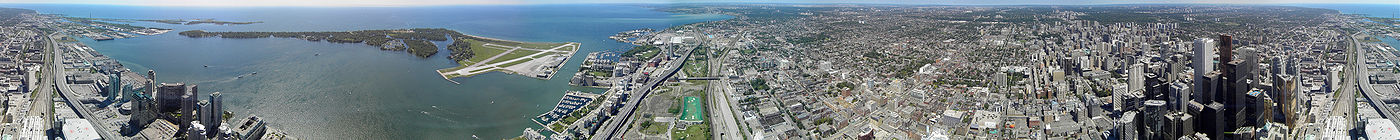 Круговая панорама Торонто. Вид с Си-Эн Тауэр. Слева озеро Онтарио и аэропорт.