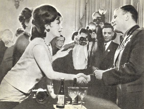 Gina Lollobrigida & Yuri Gagarin Moscow International Film Festival (1961).jpg