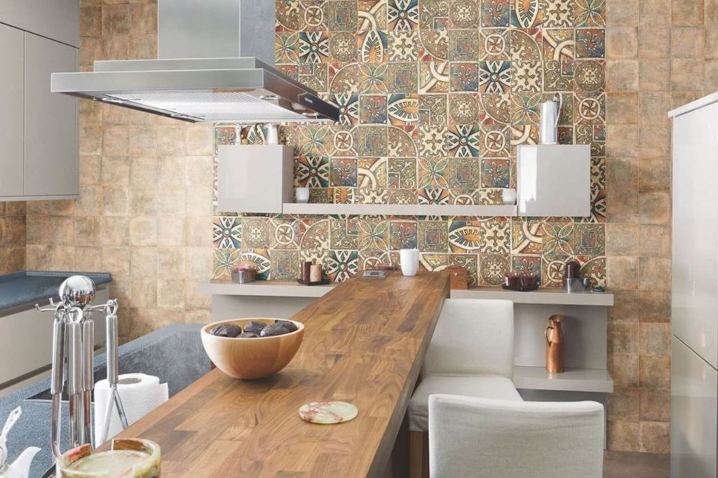 Керамическая плитка на стене кухни с барной стойкой