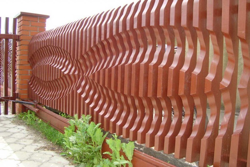Деревянный забор из фигурного штакетника