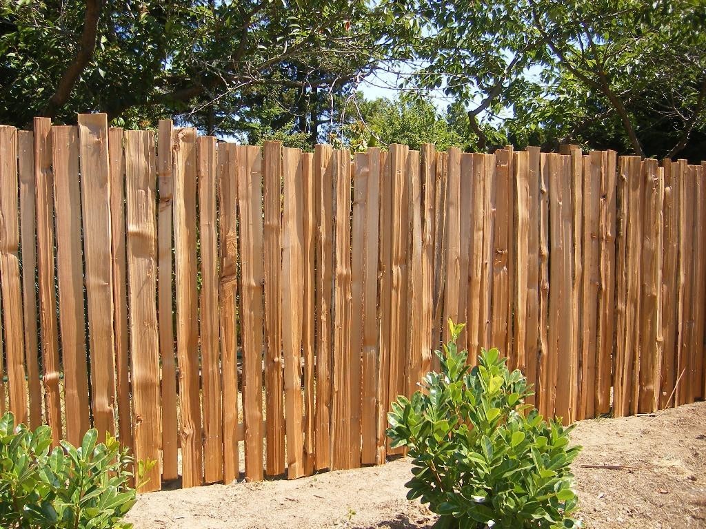 Деревянная ограда из горбыля на дачном участке