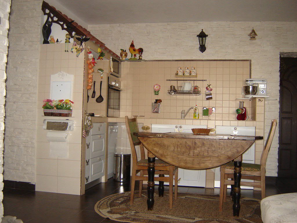 Кухонный стол перед окном