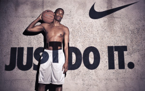 Мужчина с мячом у плаката Nike